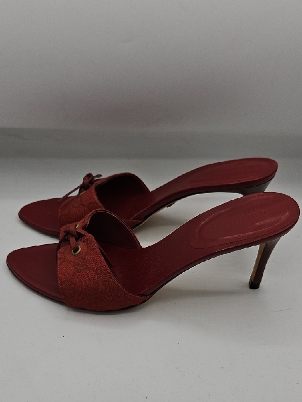 Gucci Red Leather Knot Slide Heels with Gold-Tone Detail - Picture 8 of 17